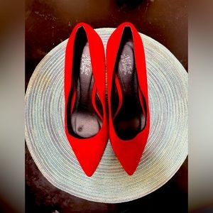 RED PUMPS
